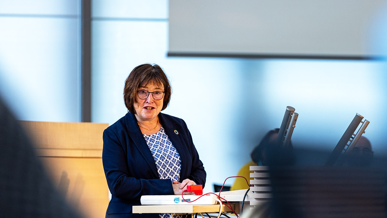 Landtagsvizepräsidentin Eka von Kalben steht am Redepult und eröffnet das Symposium.