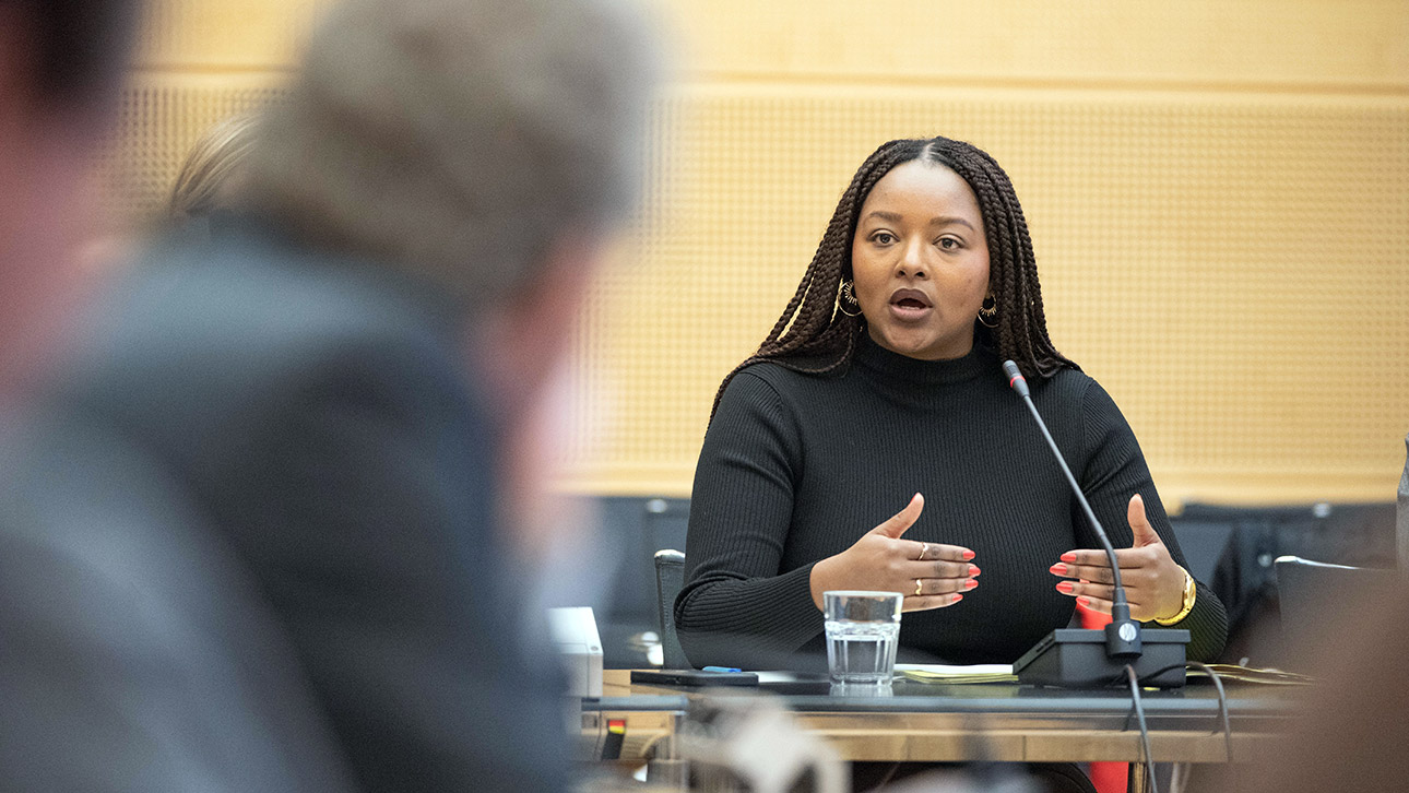 Sozialministerin Aminata Touré antwortet im Innen- und Rechtsausschuss auf eine Frage eines Abgeordneten. 