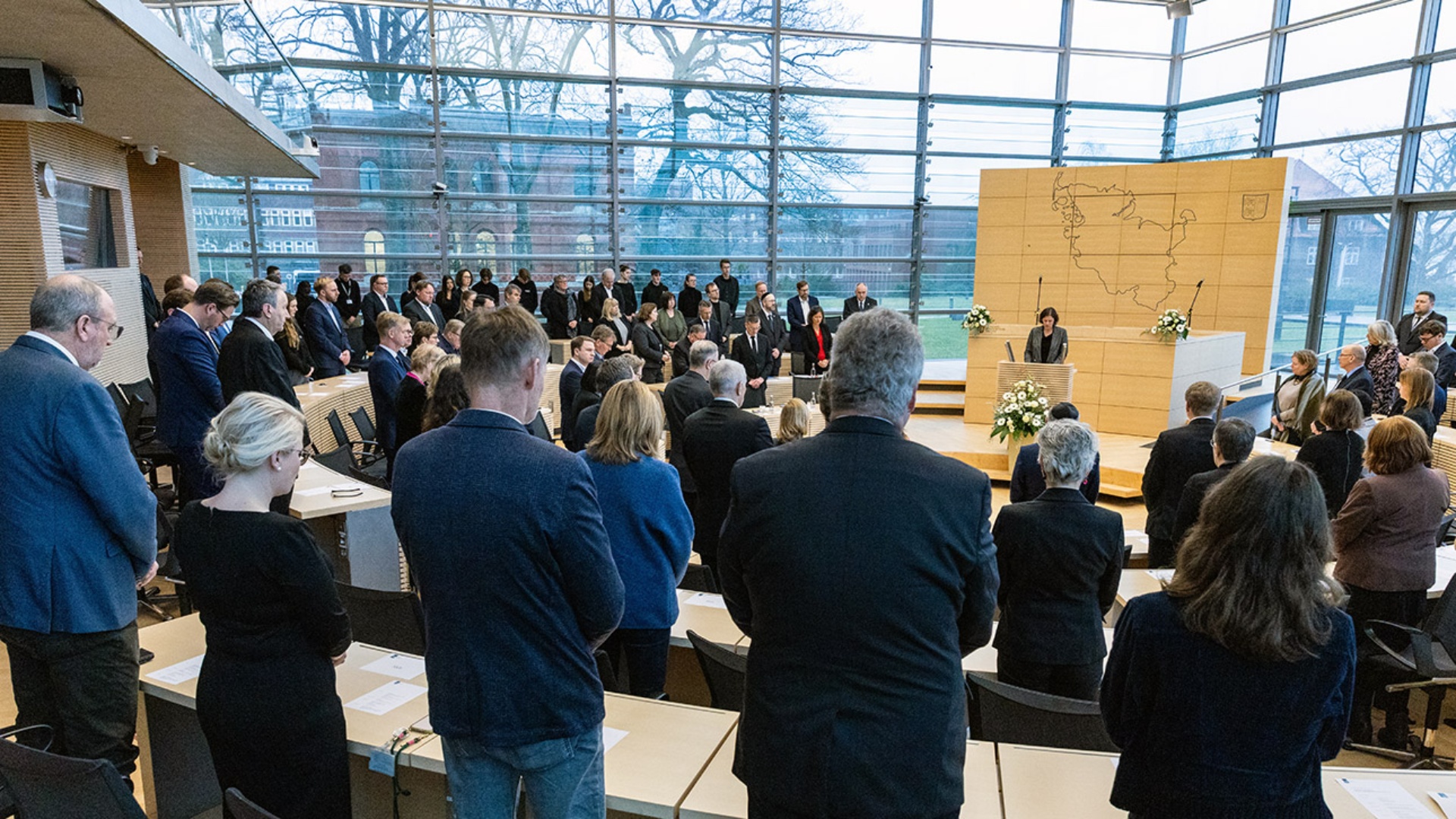 n einer Schweigeminute gedenken die 150 Gäste der Opfer von Gewalt, Rassenhass und Krieg.