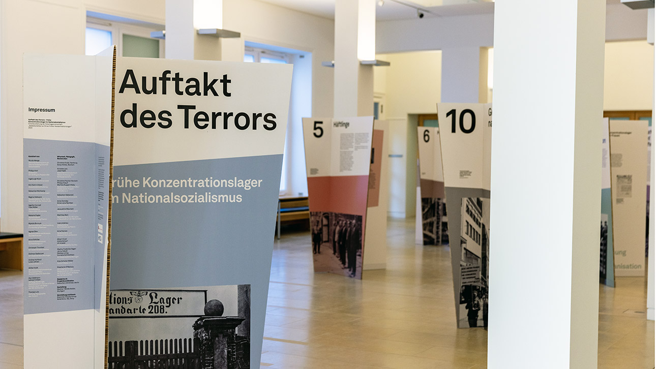 Blick auf Schautafeln der Ausstellung „Auftakt des Terrors – Frühe Konzentrationslager im Nationalsozialismus“ in der 1. Etage des Landeshauses.