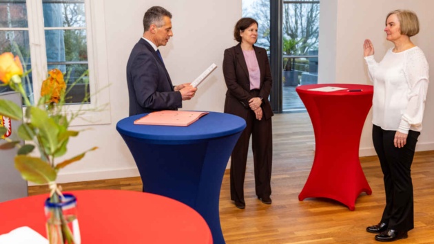 Die neue Flüchtlingsbeauftragte Doris Kratz-Hinrichsen (re.) beim Ablegen ihres Amtseids mit Landtagsdirektor Prof. Utz Schliesky und Landtagspräsidentin Kristina Herbst.