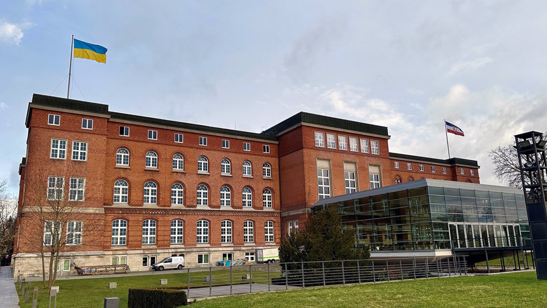 Auf dem Landeshaus weht die Flagge der Ukraine im Wind