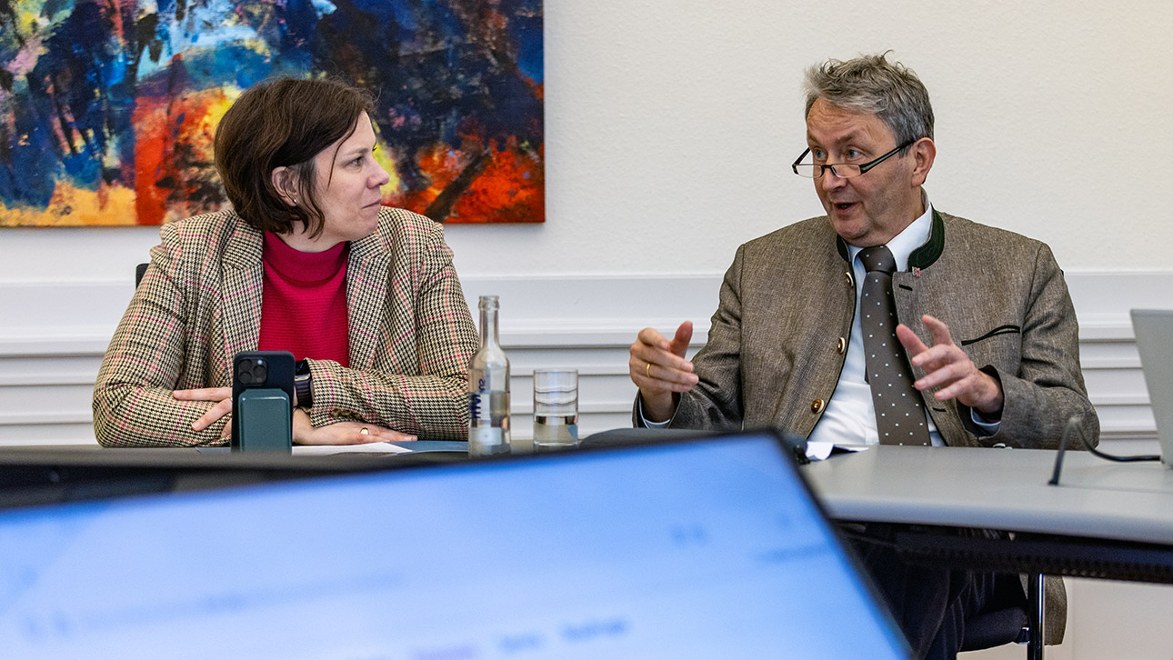 Der Ausschussvorsitzende Hauke Göttsch und Landtagspräsidentin Kristina Herbst präsentieren die neugestaltete Website des Petionsausschusses