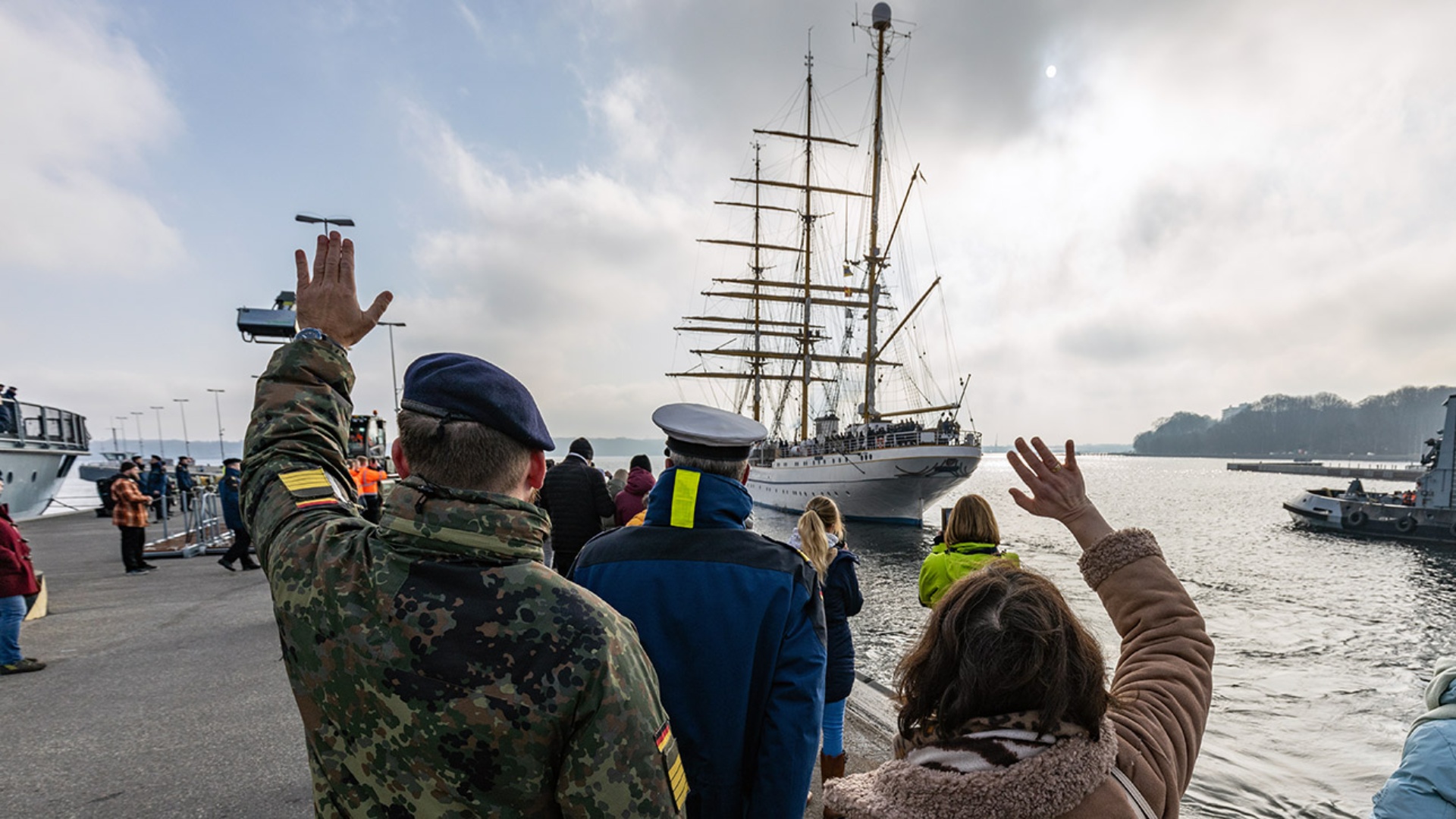 Landtagspräsidentin Kristina Herbst winkt der Gorch-Fock hinterher, die soeben abgelegt hat.