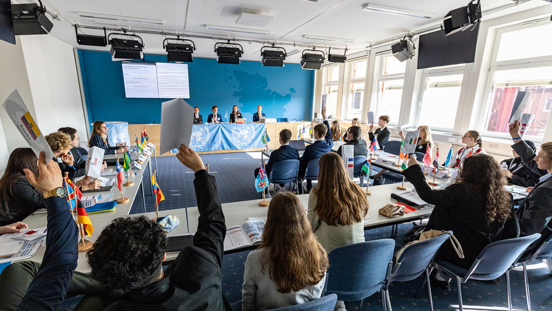 Delegierte von Model United Nations stimmen über einen Antrag ab.