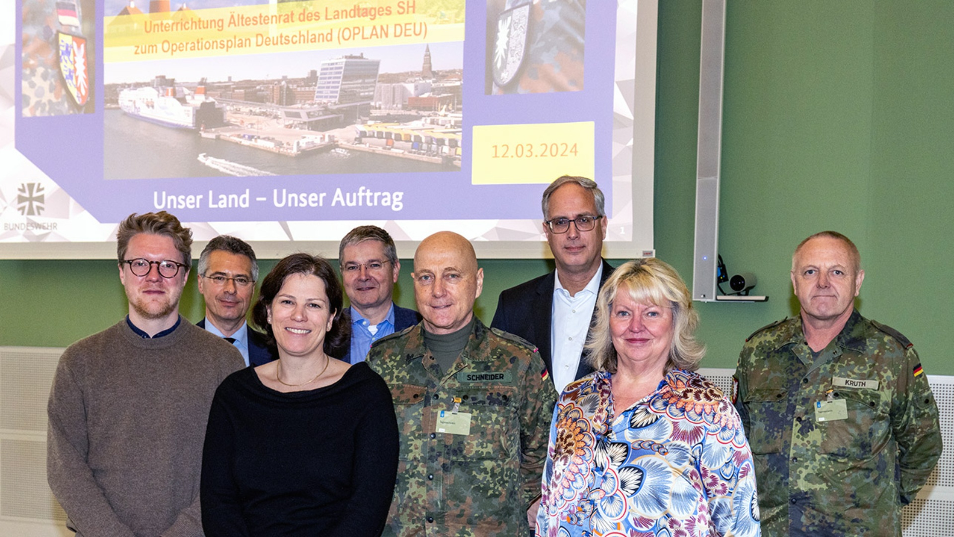 Fototermin im Landtag (v.l.): Lasse Petersdotter (Grüne), Landtagsdirektor Utz Schliesky, Landtagspräsidentin Kristina Herbst, Hermann Junghans (CDU), Kommandeur des Landeskommandos, Oberst Axel Schneider, Tobias Koch (CDU), Jette Waldinger-Thiering (SSW), Oberstleutnant Nils Kruth