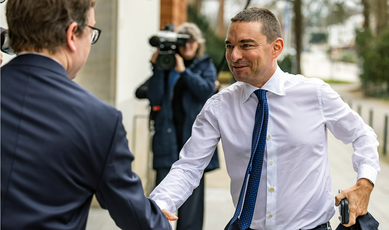 Der Werfteninvestor Lars Windhorst wird vor dem Landtag von einem Ausschussgeschaftsführer begrüßt. 