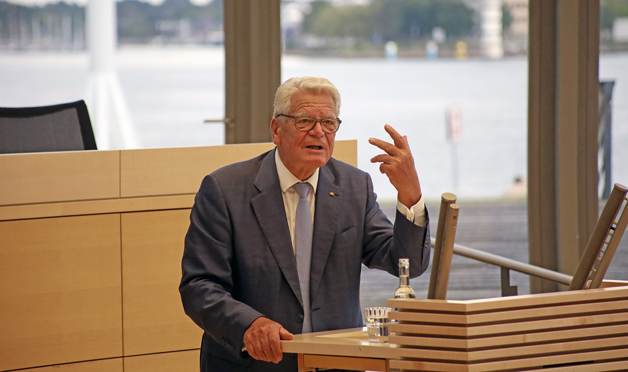 Zuletzt war Joachim Gauck im September 2022 zu Gast im Kieler Landtag. Hier hielt er auf Einladung des Landesbeauftragten für politische Bildung einen Vrtrag zum Thema „Toleranz“ (Archivfoto)