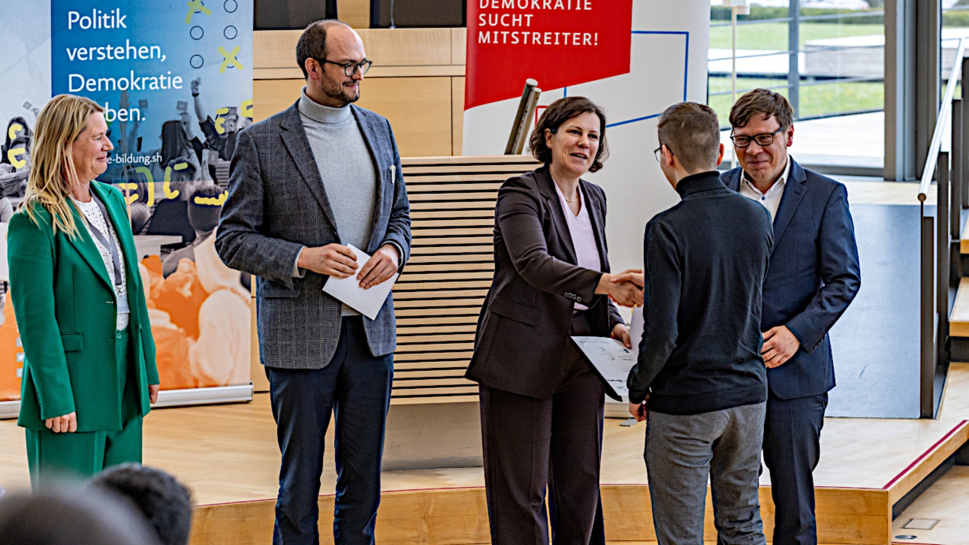 Preisverleihung "Jugend Debattiert" v.l.n.r.: Insa Rix-Oldigs, , Landeskoordinatorin ,,Jugend debattiert" Schleswig-Holstein, Dr. Jan-Jonathan Bock, Gemeinnützige Hertie-Stiftung, Landtagspräsidentin Kristina Herbst, Landesfinalgewinner Felix Jung, Christian Meyer-Heidemann,  Landesbeauftragter für politische Bildung