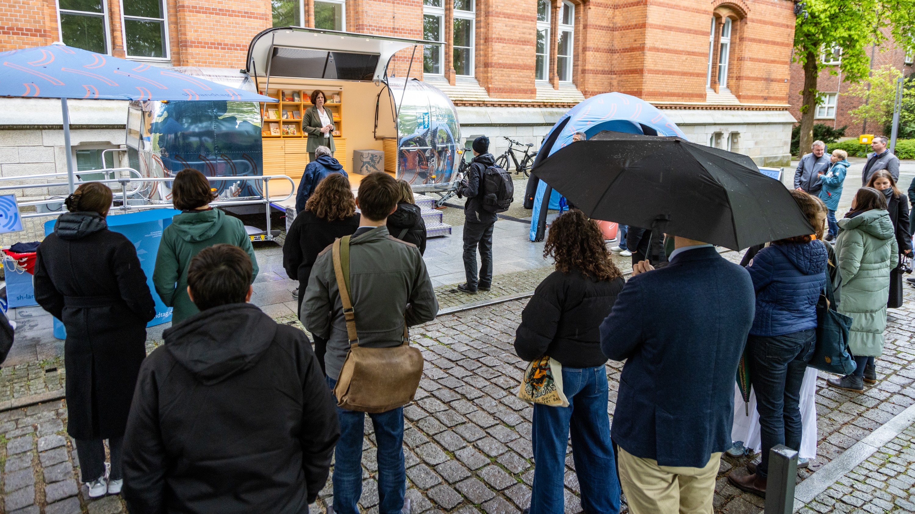 Trotz Regenwetter ein Blickfang: das neue Landtagsmobil
