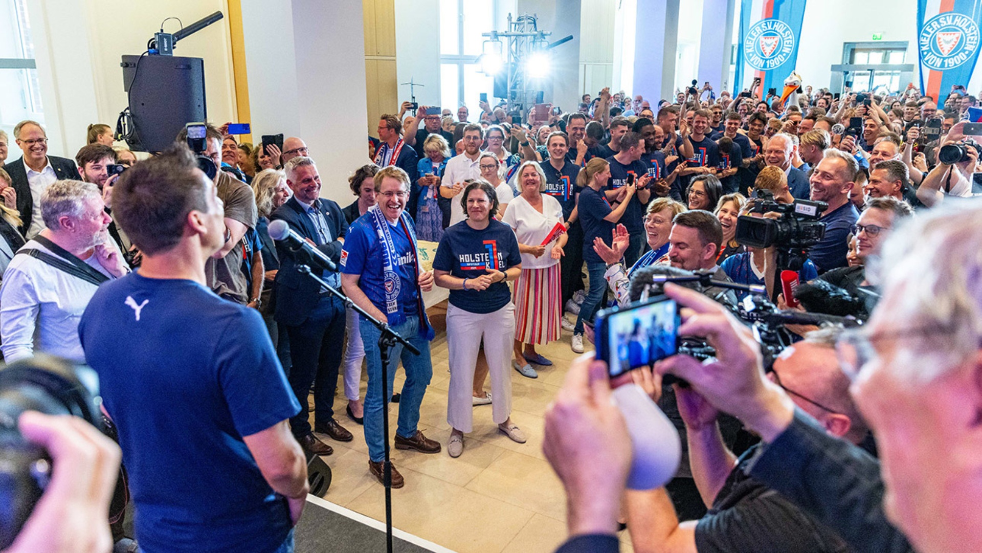 Begeisterter Empfang des frischgebackenen Bundesliga-Aufsteigers Holstein Kiel im Schleswig-Holsteinischen Parlament. Trainer Marcel Rapp (am Mikrofon) dankt Landtagspräsidentin Herbst und Ministerpräsident Günther (Mitte) für die Ehrung.