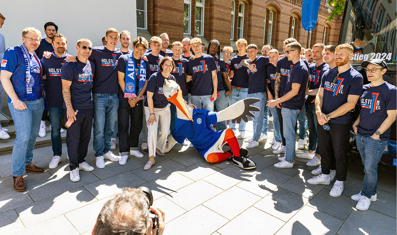 Landtagspräsidentin Kristina Herbst (Mitte) und Ministerpräsident Daniel Günther (li.) mit dem Team des Bundesliga-Aufsteigers Holstein Kiel.