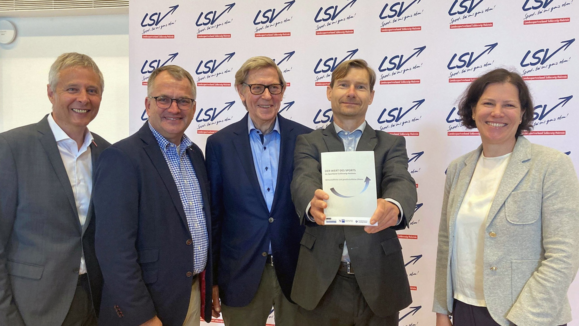 Der Hauptgeschäftsführer der Handwerkskammer S-H, Andreas Katschke, der IHK-Präsident in Schleswig-Holstein, Hagen Goldbeck, LSV-Präsident Hans-Jakob Tiessen, Studienautor Jens Flatau und Landtagspräsidentin Kristina Herbst stehen bei Vorstellung der Studie zusammen.