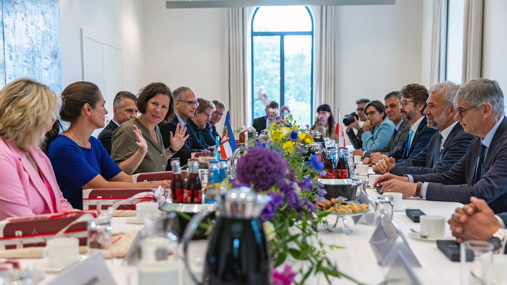 Die Delegation aus Südtirol sitzt mit dem Ältestenrat des Landtages an einem großen Konferenztisch.. 