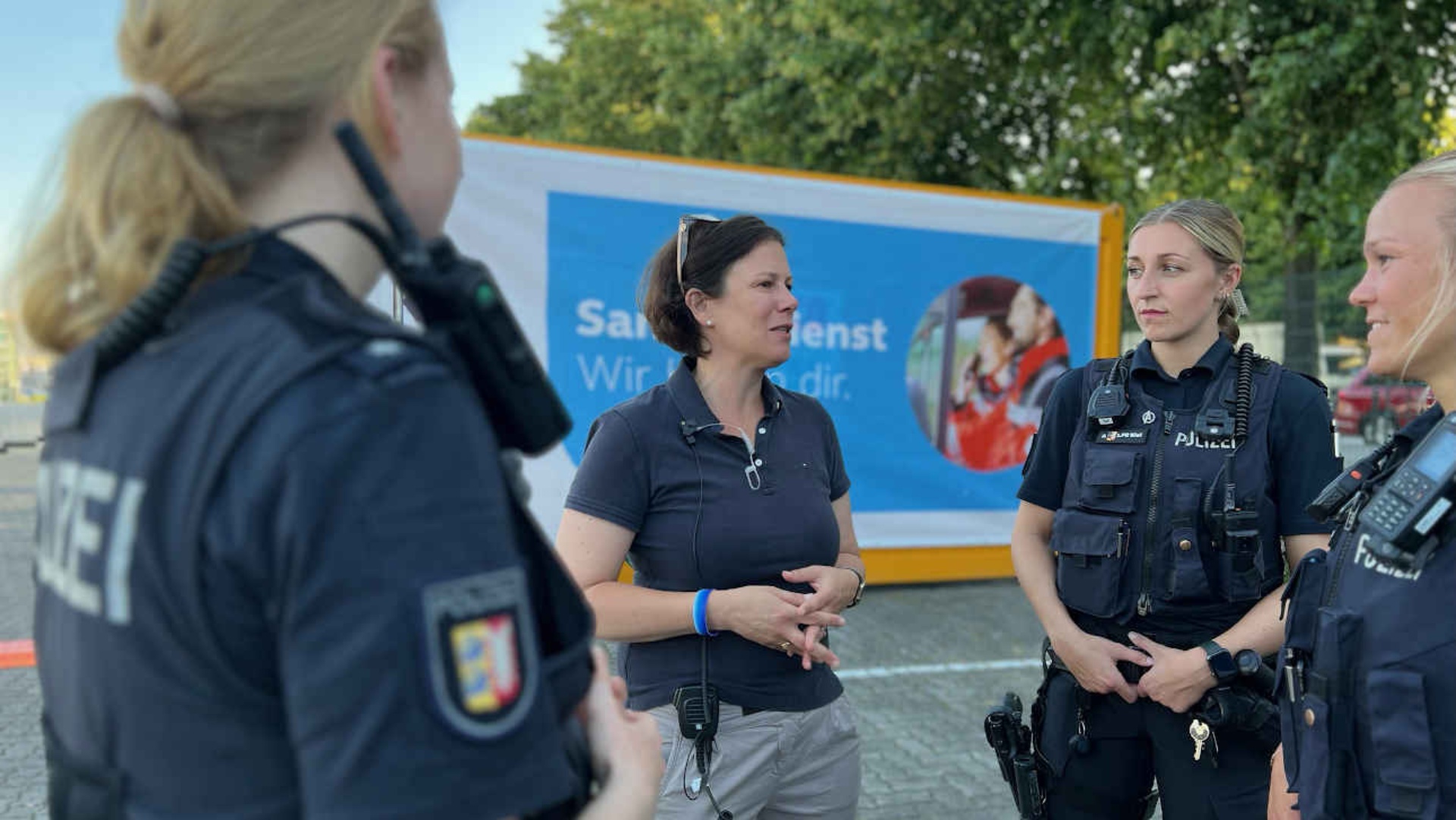 Landtagspräsidentin Kristina Herbst unterwegs mit Einsatzkräften der Polizei auf der Kieler Woche