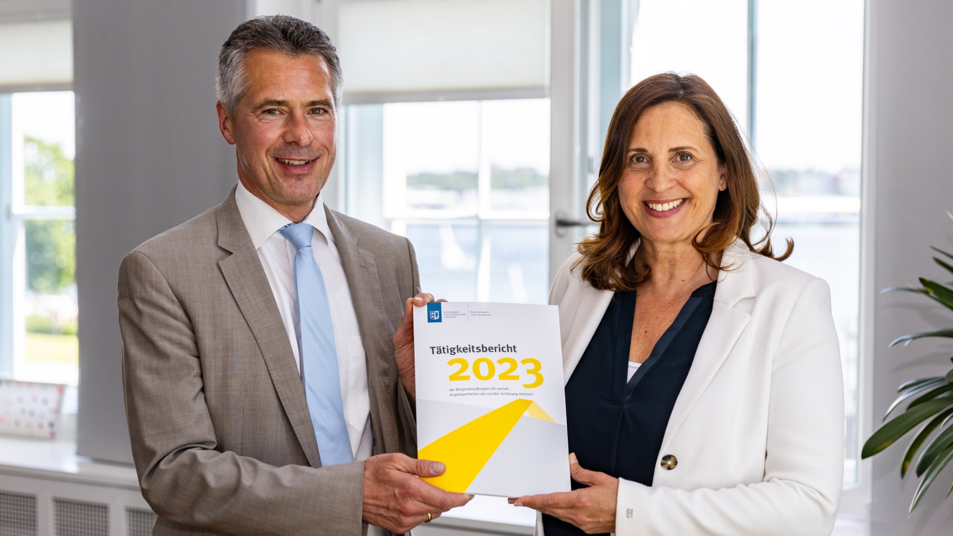 Die Bürgerbeauftragte Samiah El Samadoni überreicht ihren Tätigkeitsbericht an Landtagsdirektor Prof. Dr. Utz Schliesky