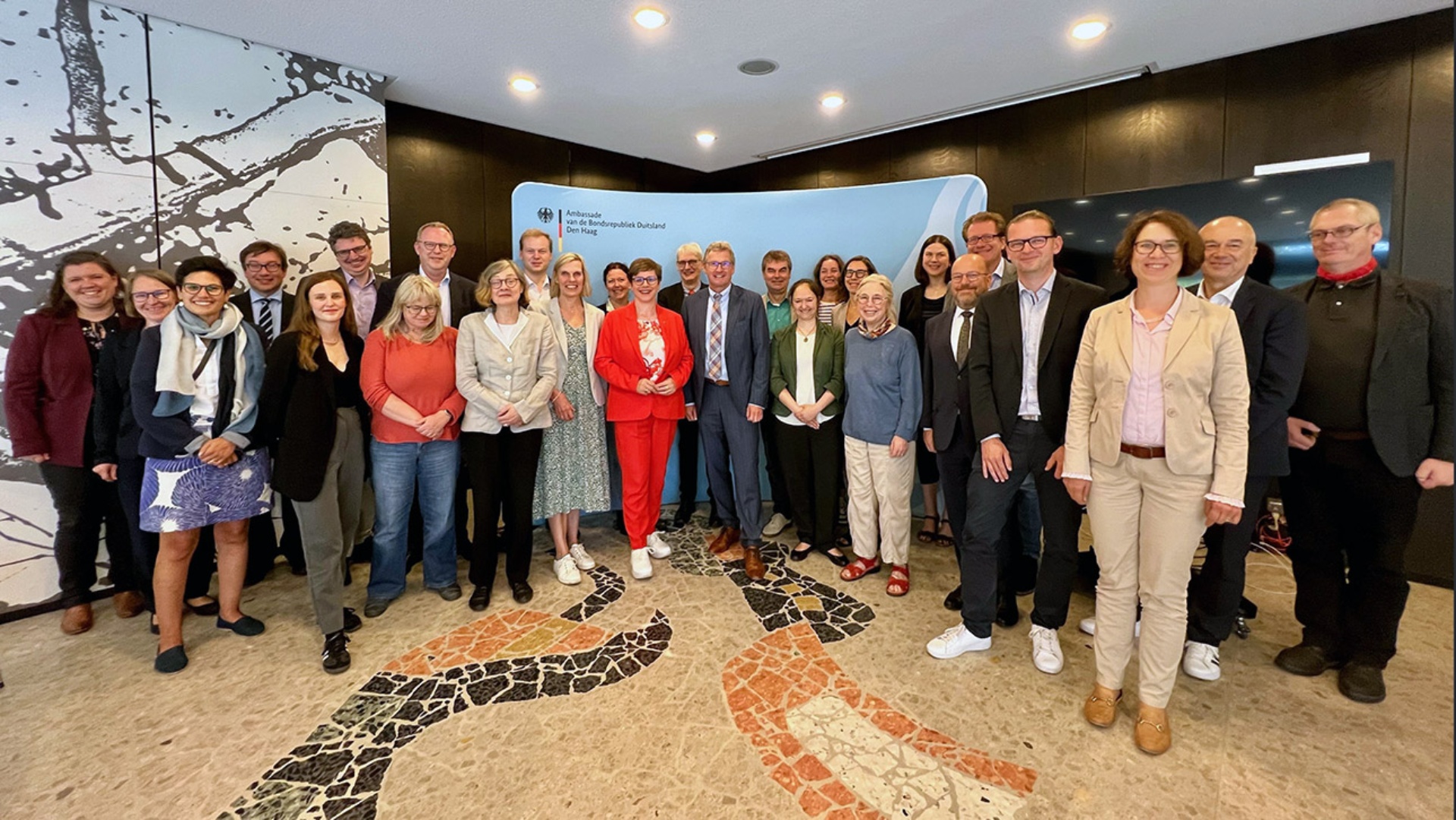 Gruppenfoto mit den Ausschussmitgliedern in  der Deutschen Botschaft in Den Haag