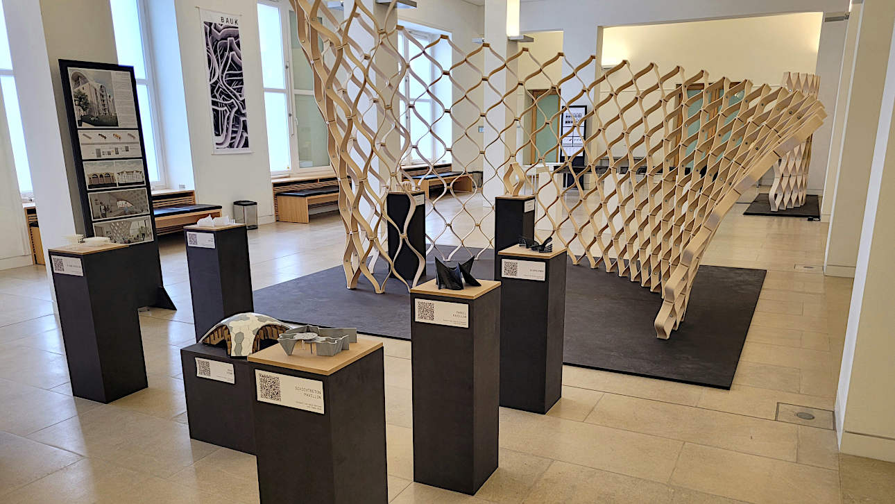 Kleine und große Exponate in der Ausstellung 'Robotische Baukultur'