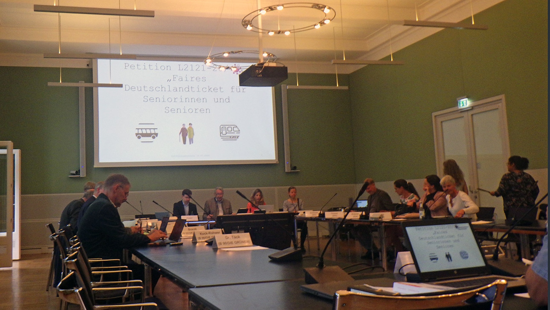 Im Ausschussraum wird eine Folie an die Wand projeziert mit dem Titel „Fair und gerecht“