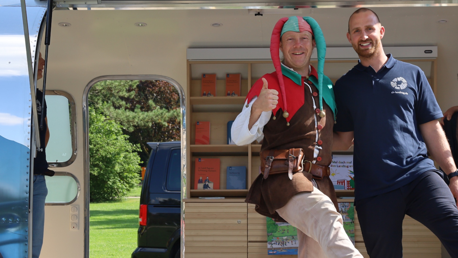 Der Eulenspiegel im Landtagsmobil in Mölln