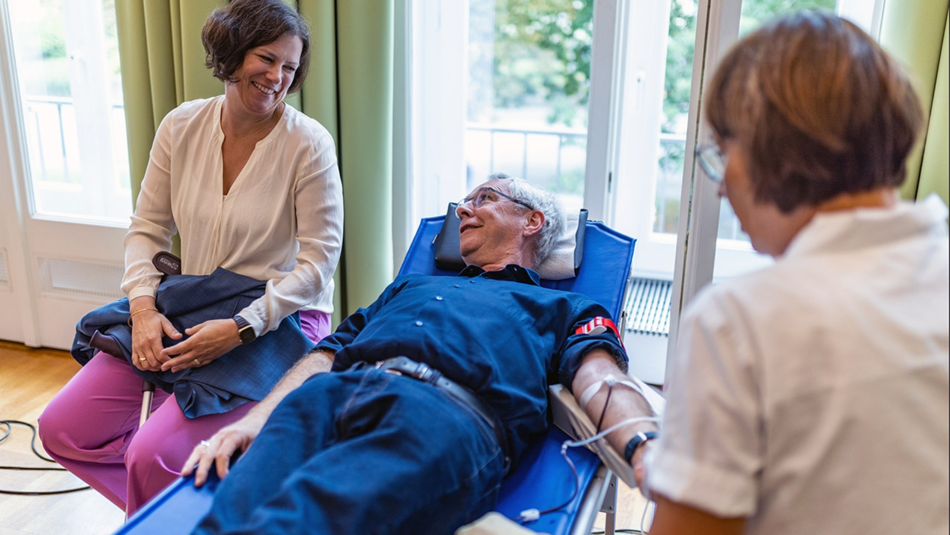 Im Gespräch rund ums Thema Blutspenden: DRK-Landesverbandspräsident und ehemaliger Landtagspräsident Torsten Geerdts und Landtagspräsidentin Kristina Herbst