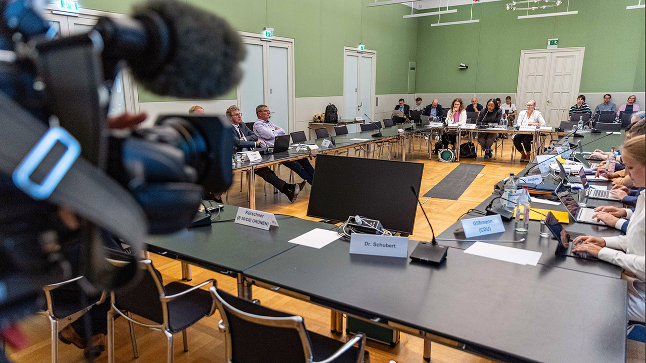 Eine Kamera ist auf die Mitglieder des Innen- und Rechtsausshusses sowie die anwesende Ministertin Touré gerichtet