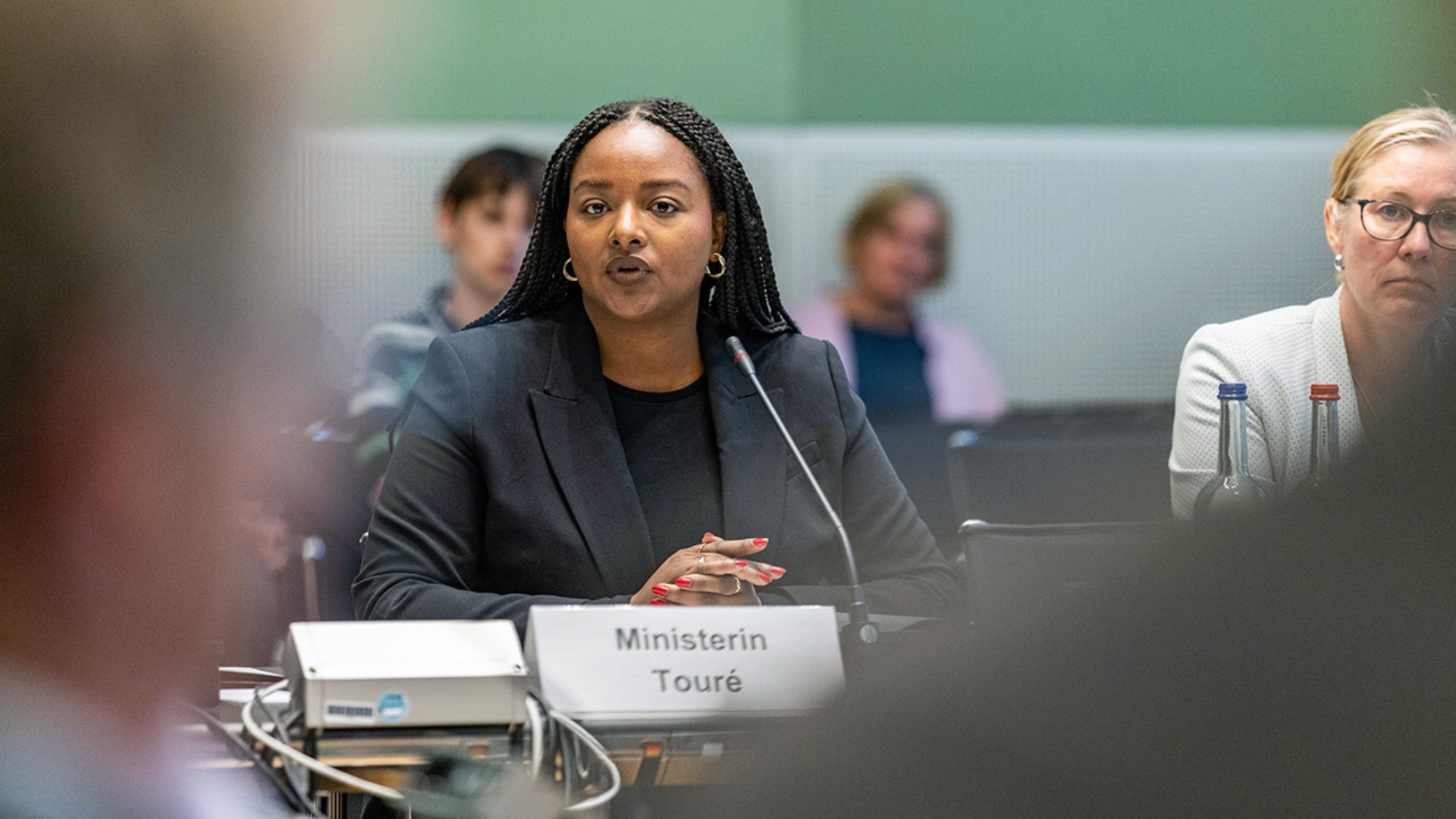 Integrationsministerin Aminate Touré spricht im Innenausschuss des Landtages