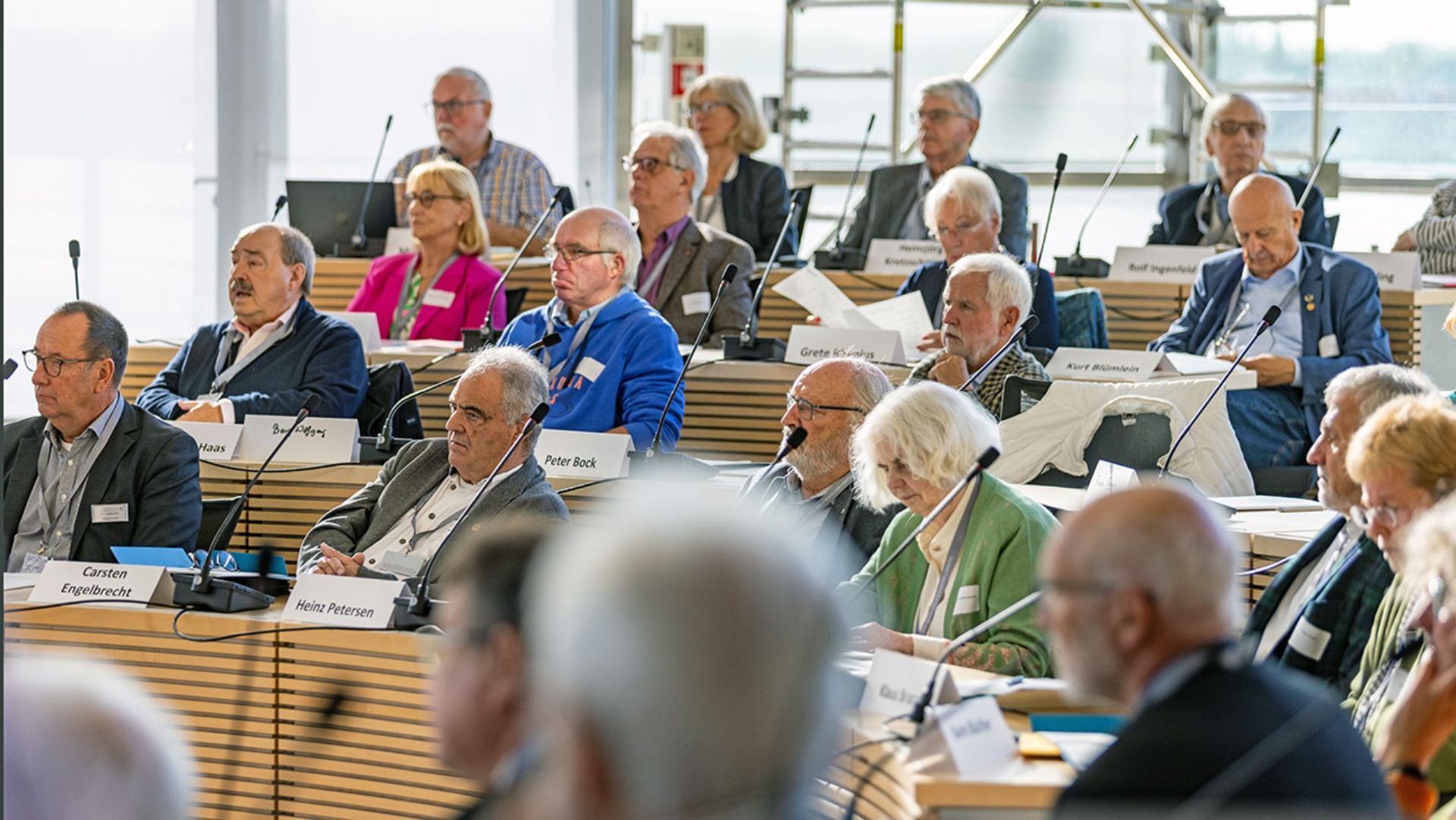 Blick in den mit Senioren besetzten Plenarsaal
