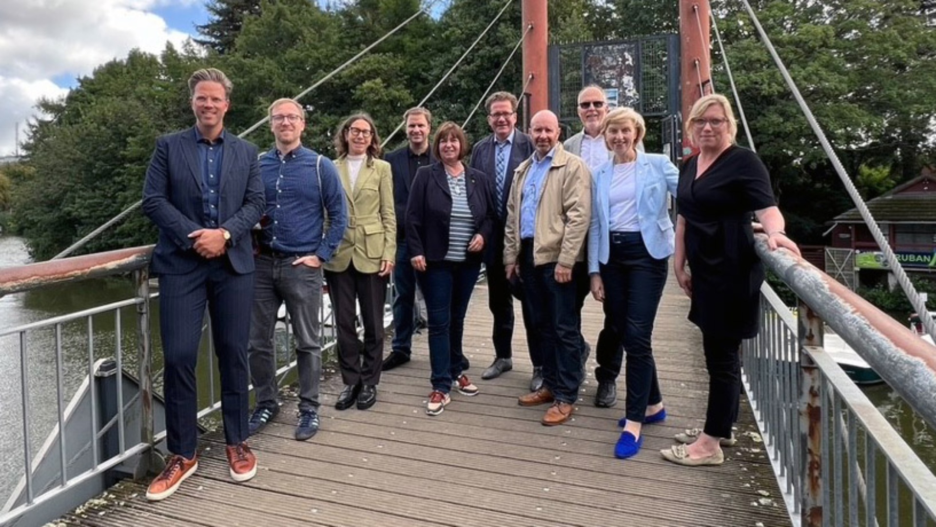 Gruppenbild der Mitglieder und Mitarbeiter des Bildungsauschusses auf einer Brücke Informationsreise in Frankreich