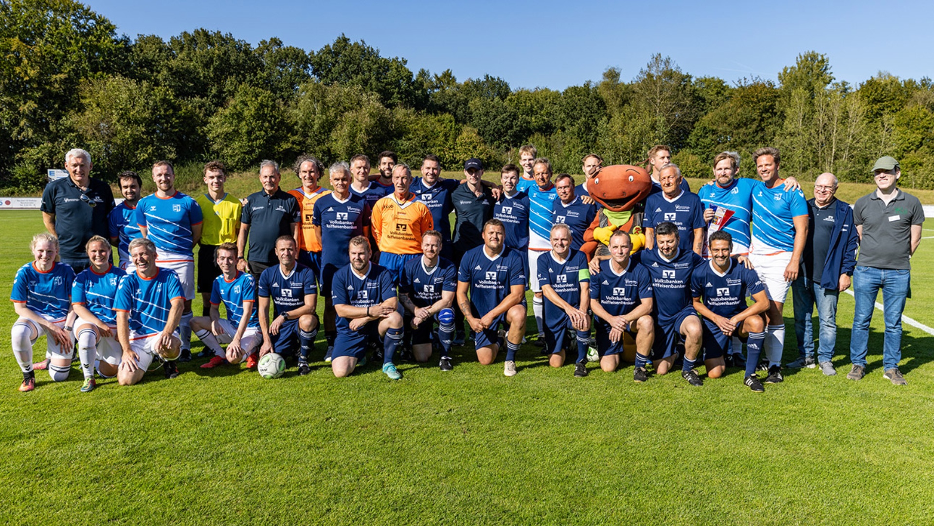Gemeinsames Foto vor dem Spiel: der FC Landtag und die Nord-Ostsee-Auswahl FC Landtag Bordesholm Nord-Ostsee-Auswahl 