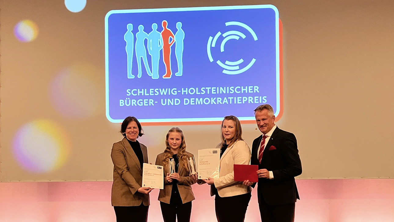Siegerfoto der Kategori U27 (v.l.):  Landtagspräsidentin Kristina Herbst, Finja Moss, Sina Moos (in Vertretung für Milan Fahrenkrug), SGVSH-Präsident Oliver Stolz