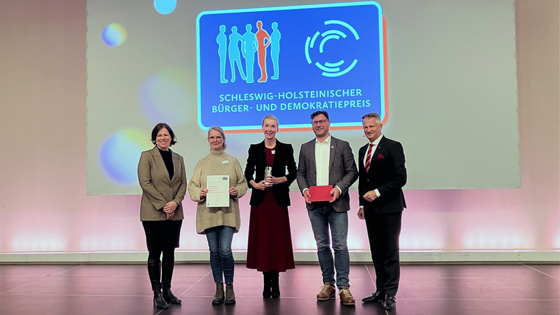 Siegerfoto der Kategorie Alltagshelden: (v.l.) Landtagspräsidentin Kristina Herbst, Susanty Rehkopp, Friederike Boissevain (beide Sanfte Pfoten – Hospizverein Dänischer Wohld e. V.),  Marco Koch und SGVSH-Präsident Oliver Stolz