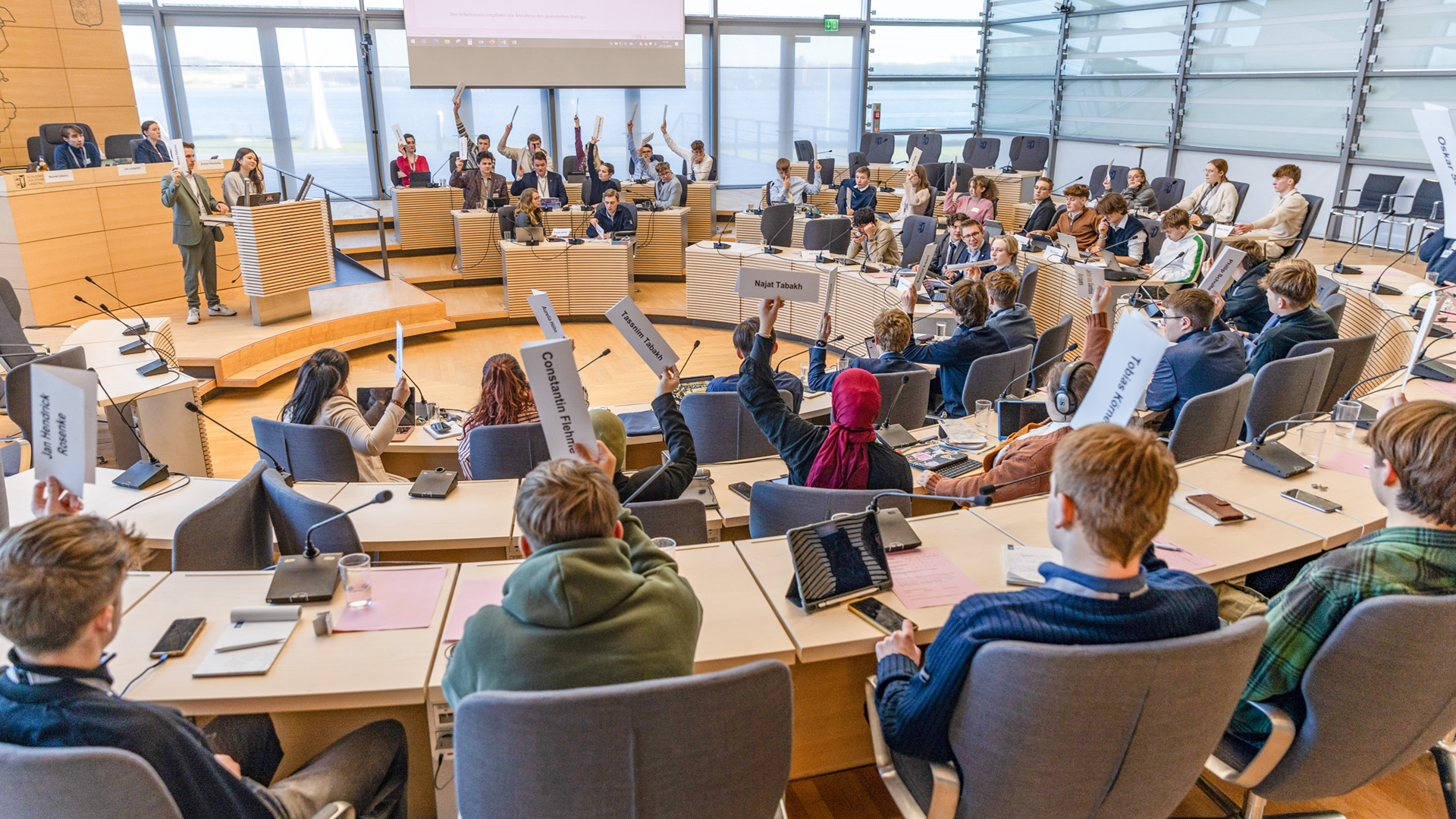 "Jugend im Landtag" bei einer Abstimmung im Plenarsaal 2024