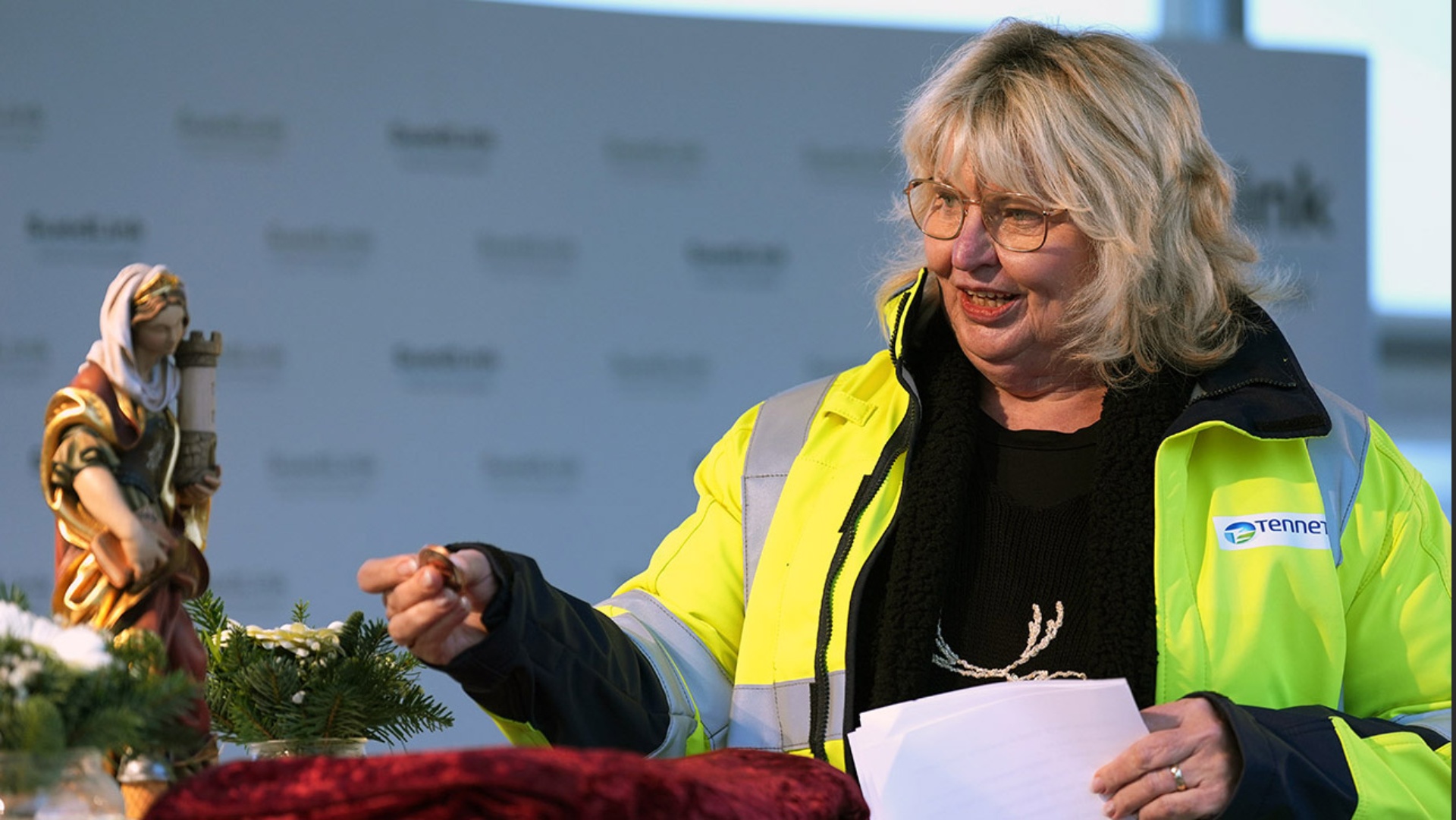 Tunnelpatin Jette Waldinger-Thiering (SSW), Vizepräsidentin des schleswig-holsteinischen Landtags, legt eine Gedenkmünze an der Statue der Heiligen Barbara, Schutzpatronin der Bergleute, vor der Tunneltaufe auf dem Baufeld für die zukünftige Stromtrasse „Suedlink“ ab.