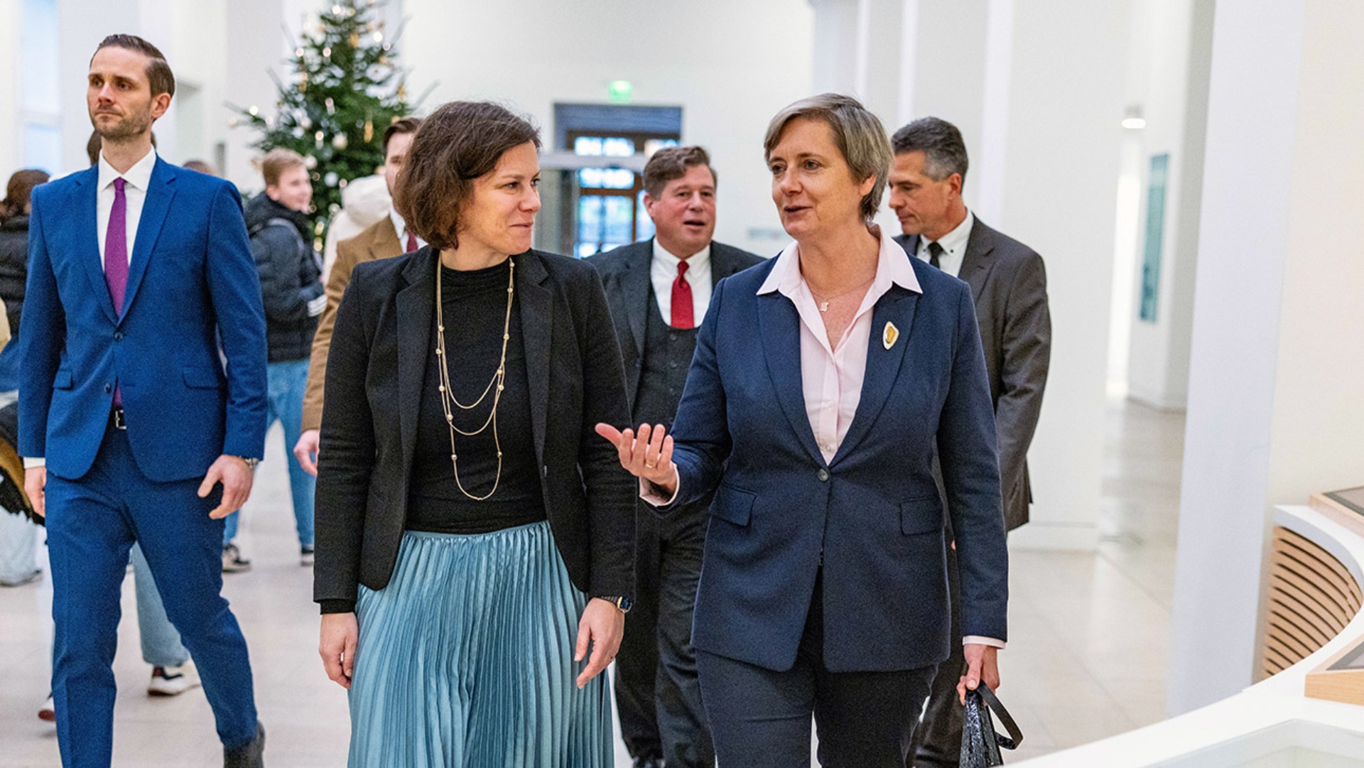 Auf dem Weg ins Präsidialzimmer: die lettische Botschafterin, Alda Vanaga (re.), und Landtagspräsidentin Kristin Herbst.