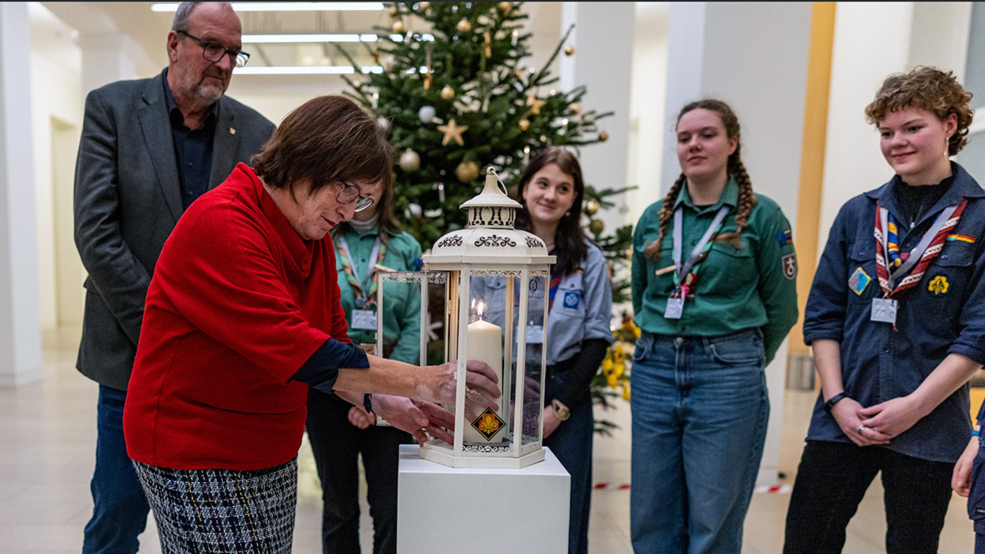 Das Friedenslicht von Bethlehem ist entzündet: Landtagsvizepräsidentin Eka von Kalben mit den Pfadfinderinnen und Pfadfindern