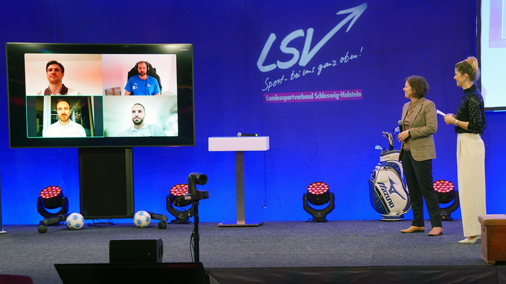 Landtagspräsidentin Herbst im Gespräch mit den von ihr per Video zugeschalteten geehrten Sportlern: (oben v. li.) Rune Dahmkle und Andreas Wolff (Handballer), (unten v. li.) Lennart Sass (Para-Judoka) und Florian Unruh (Bogenschütze). Es fehlt Johannes Golla (Handballer).  