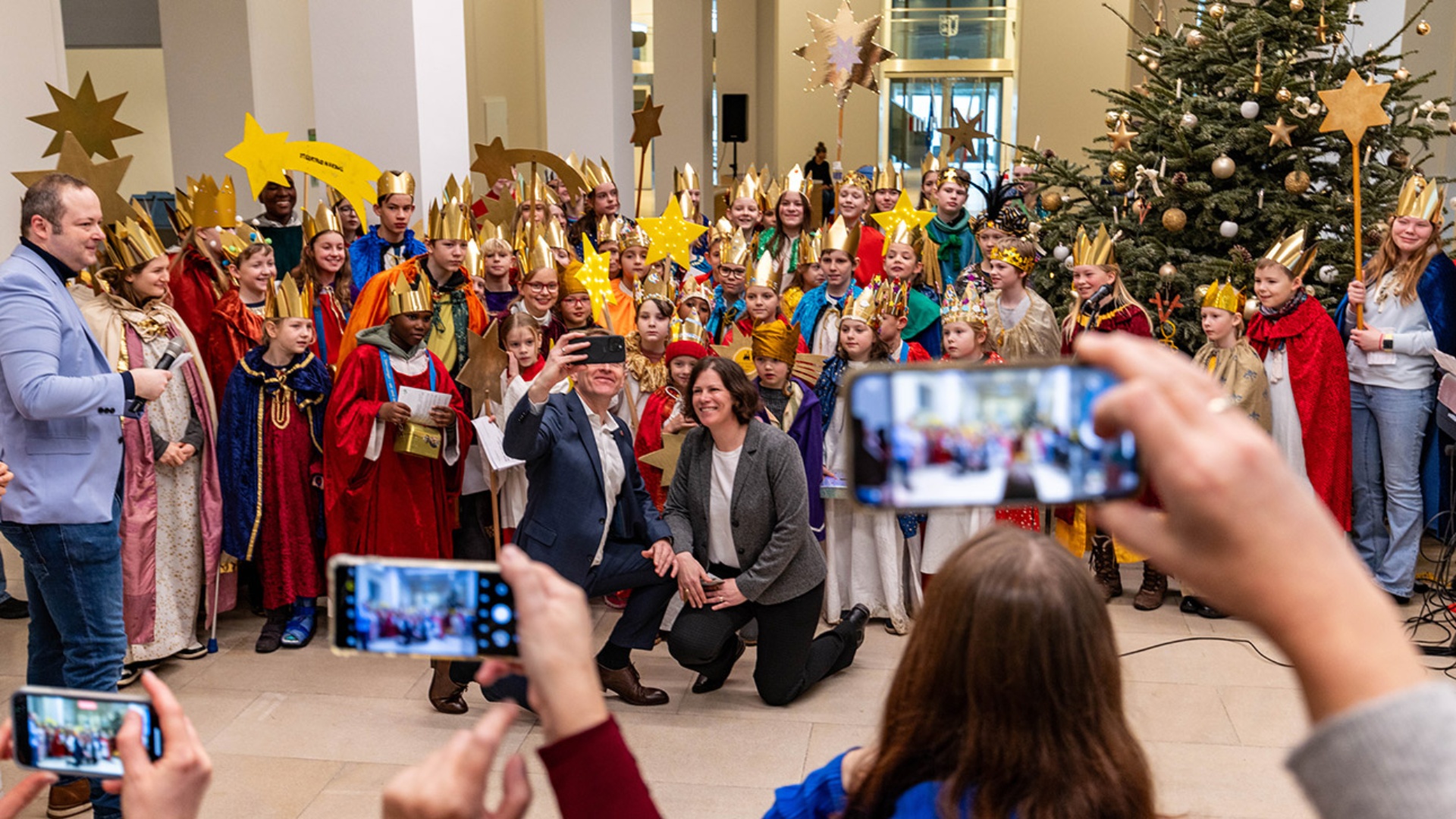 Ministerpräsident Daniel Günther macht mit Landtagspräsidentin Kristina Herbst und den knapp 100 jungen Sternsingern ein Selfie.