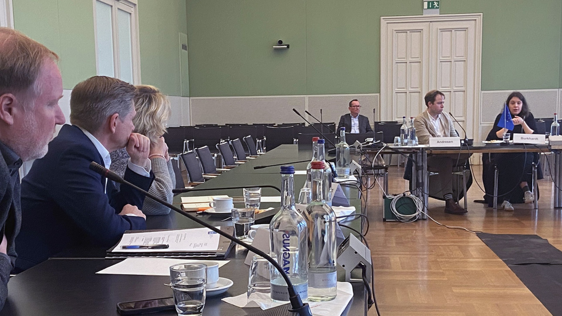 Rasmus Andresen und Delara Burkhardt sitzen im Ausschusssaaal des Landtages