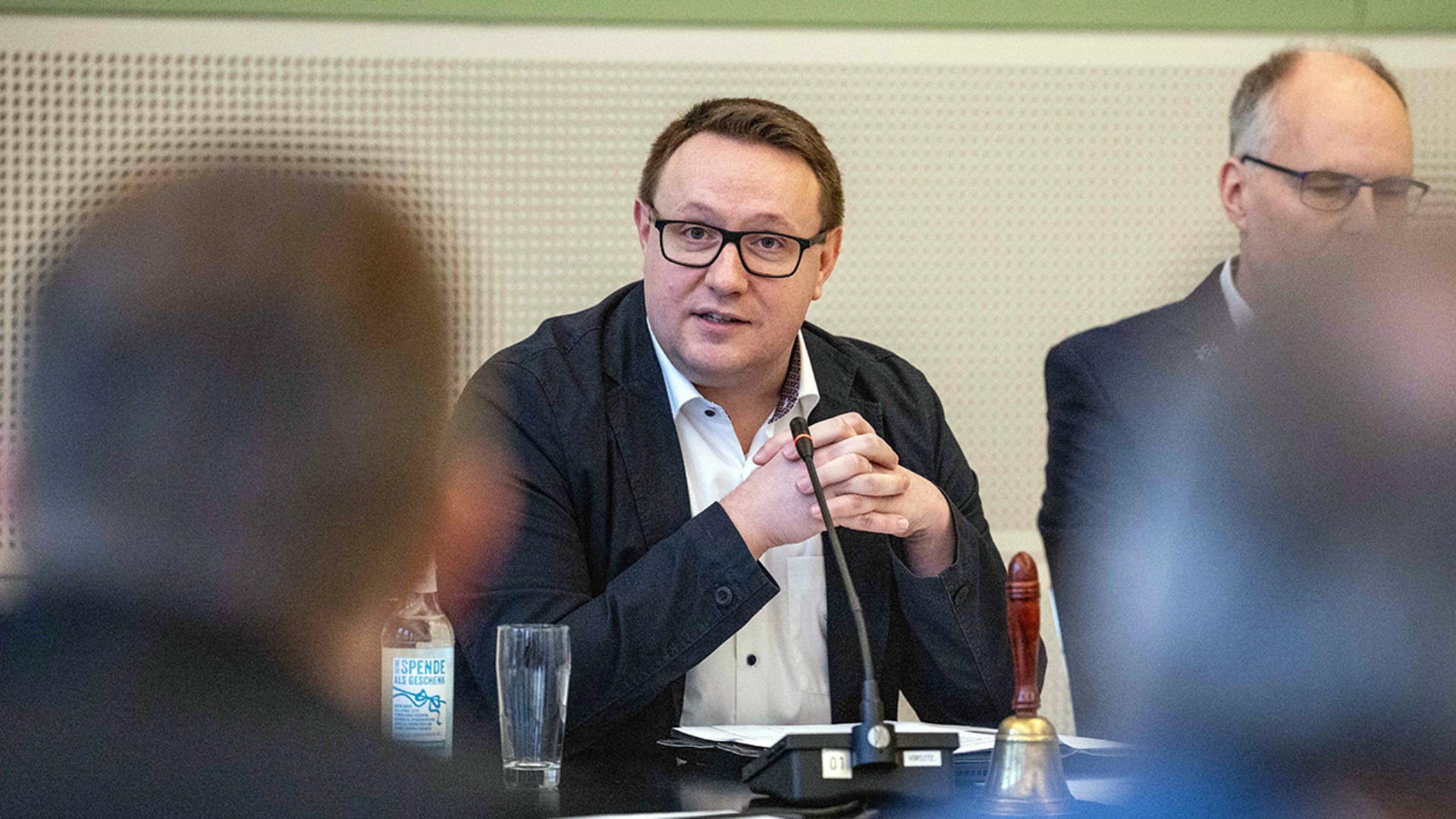 Christian Dirschauer sitzt im Finanzausschuss nach seiner Wahl zum Vorsitzenden auf dem Chefstuhl.