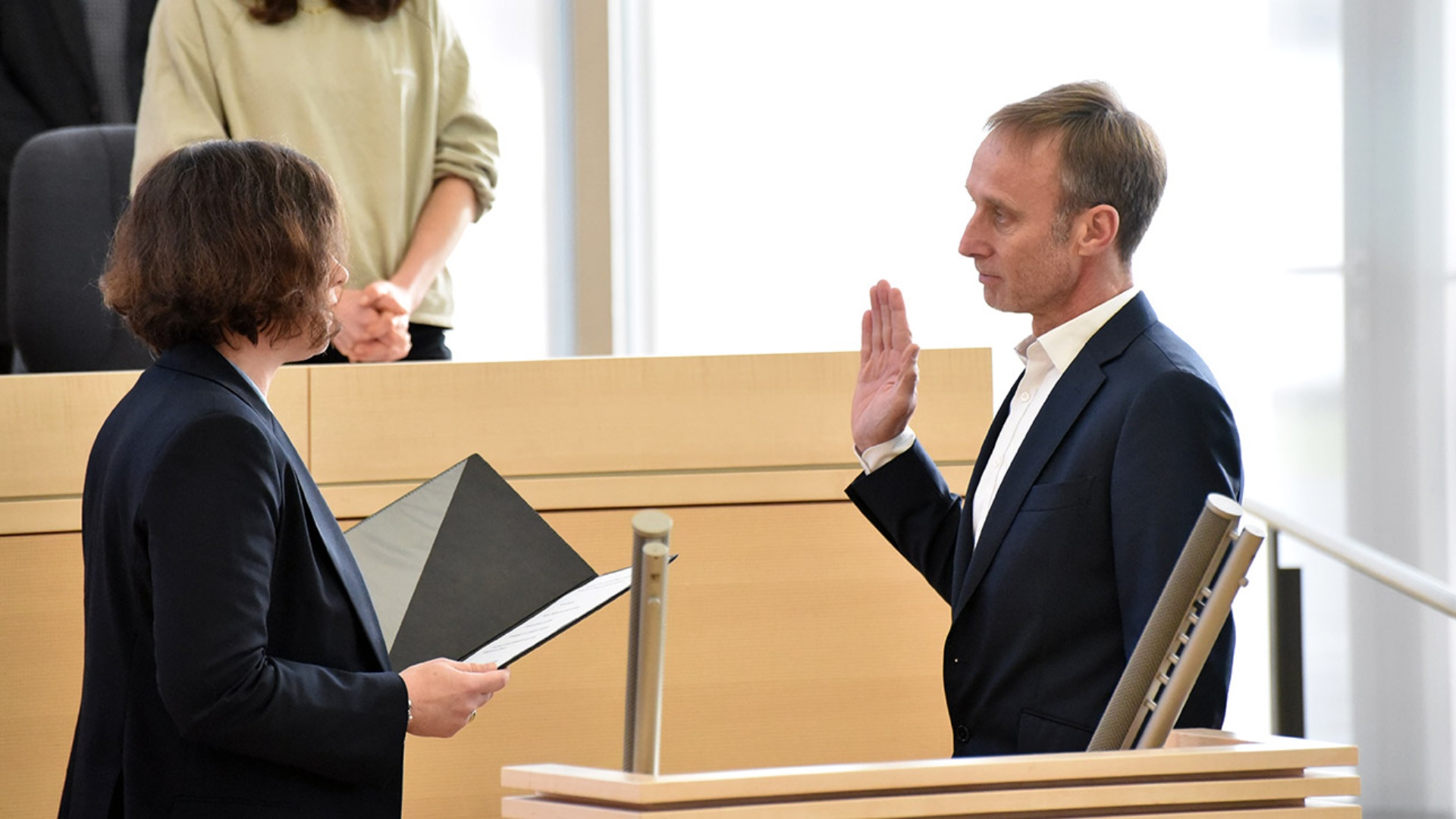 Der SSW-Politiker Michael Schunck wird von Landtagspräsidentin Kristina Herbst im Plenarsaal vereidigt.