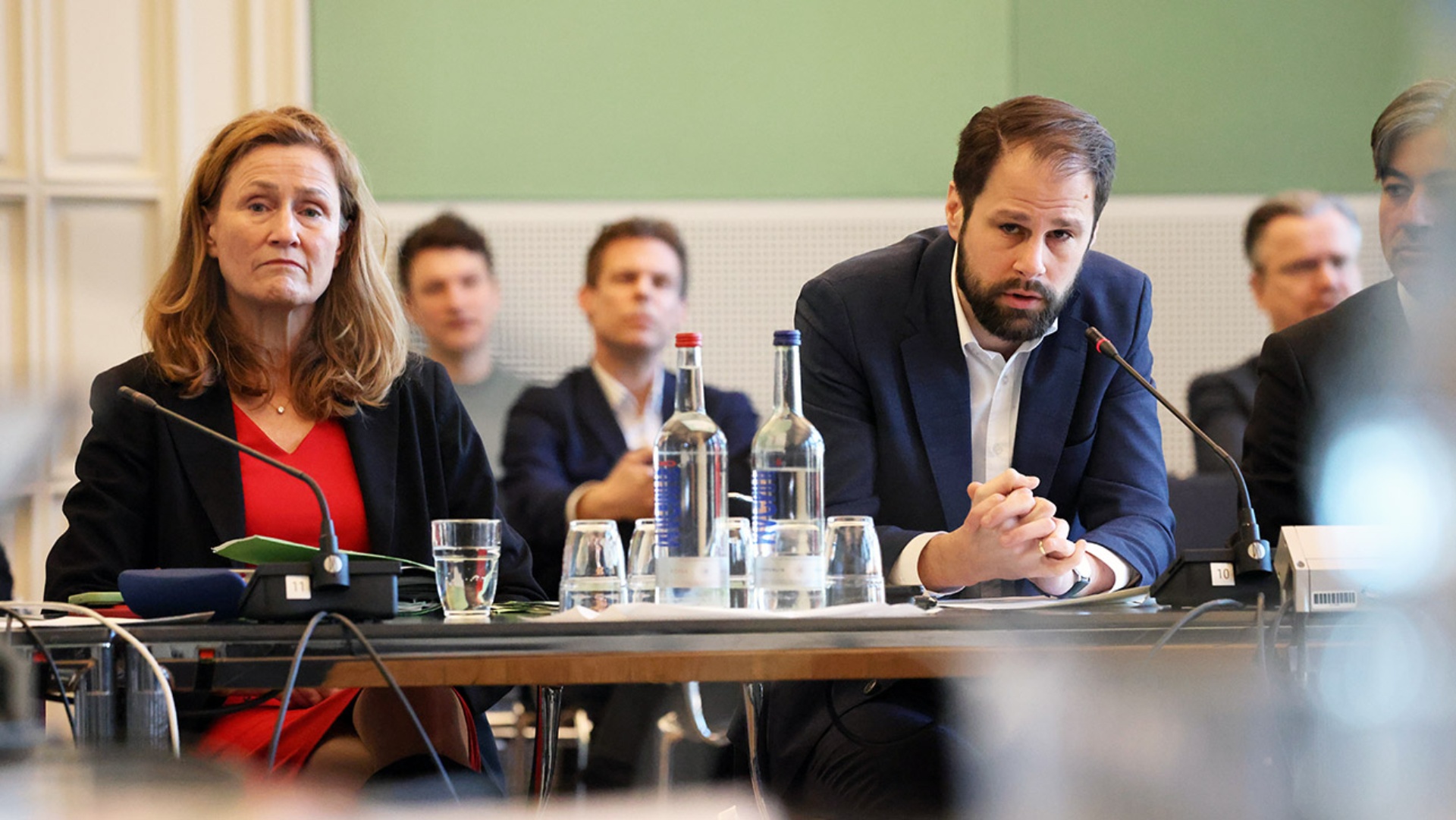 Innenstaatssekretär Frederik Hogrefe und Finanzministerin Silke Schneider (Grüne) im Finanzausschuss.