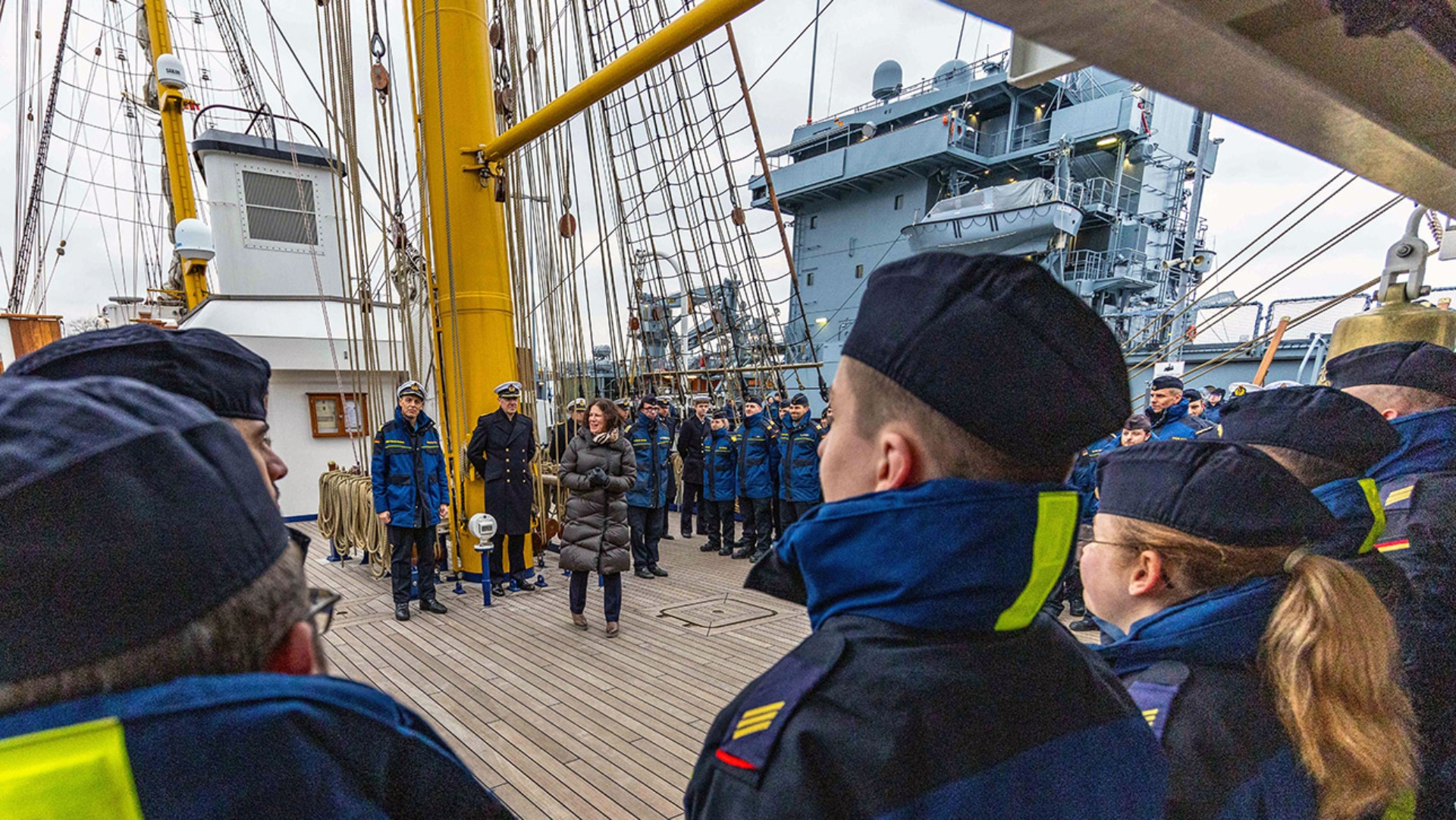 Landtagspräsidentin Kristina Herbst verabschiedet an Deck der "Goch Fock" die Besatzung