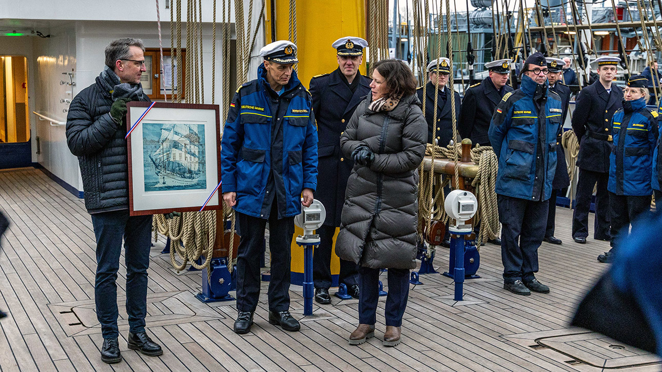 Landtagspräsidentin Herbst übergibt eine Grafik des Malers Jens Rusch an den „Gorch Fock“-Kommandanten, Fregattenkapitän Elmar Bornkessel (2. v. li.). Rechts im Bild: Kapitän z. S. Jens Grimm, Kommandeur Marineschule Mürwik, links im Bild: Landtags-Protokollchef Kristian Rieser. 