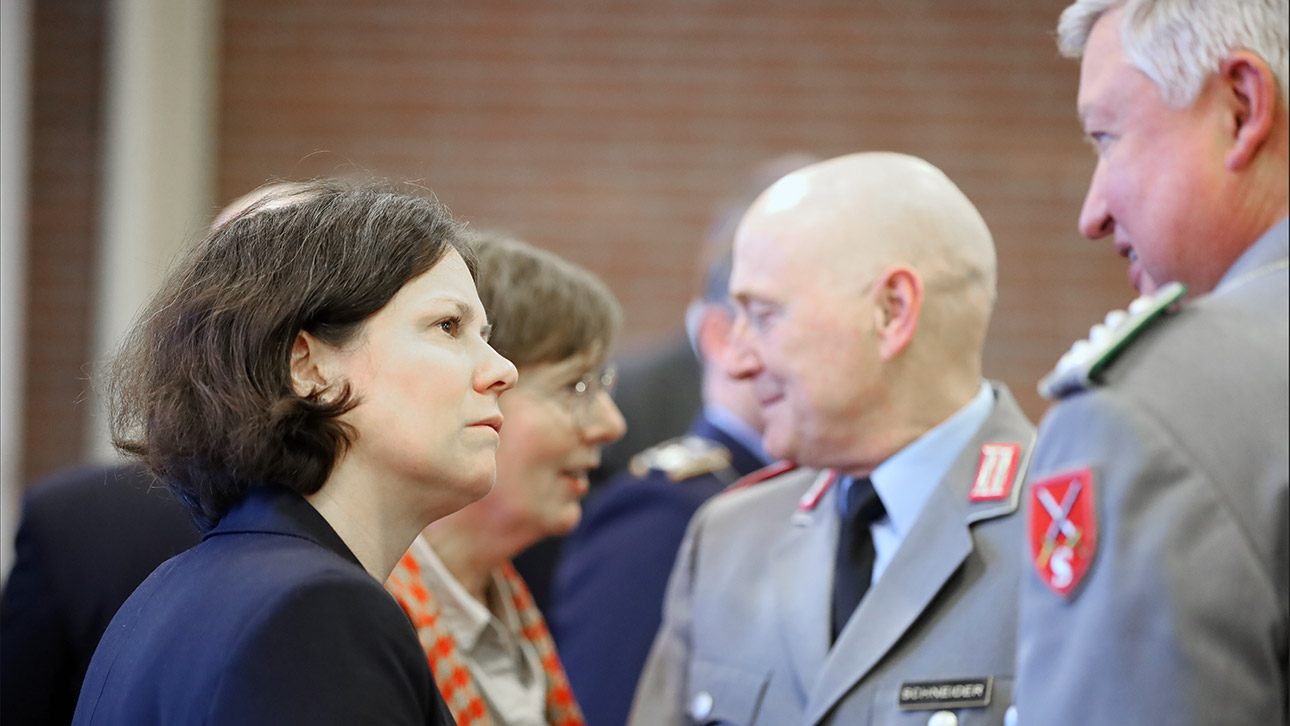 Landtagspräsidentin Herbst im Gespräch mit dem Vorsitzenden des Landesverbands Nord, Thomas Behr. Im Hintergrund: Oberst Axel Schneider, Kommandeur des Landeskommandos Schleswig-Holstein. 