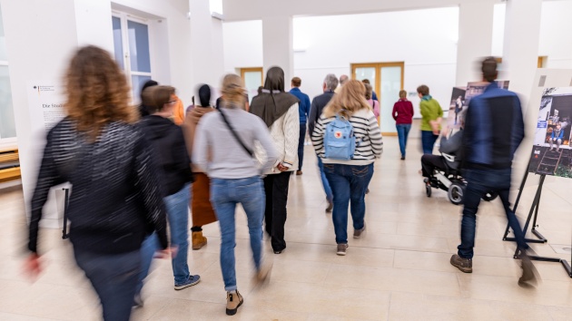 Eine Besuchergruppe bei einem Rundgang im Rahmen eines "offenen Besucherabends" im Landeshaus