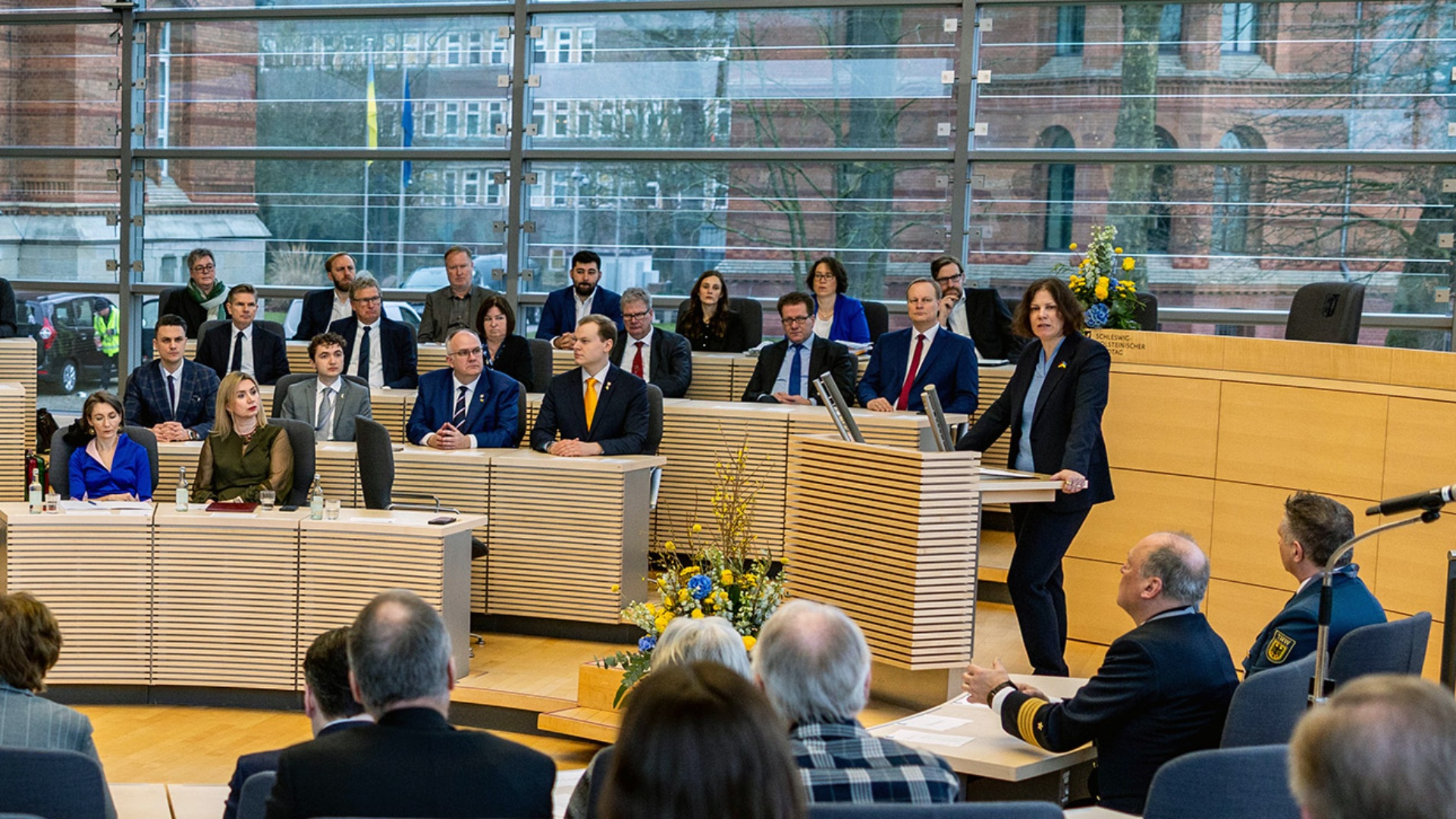 Parlamentspräsidentin Kristina Herbst spricht auf der Gedenkveranstaltung zum 3. Jahrestag des russischen Angriffs auf die Ukraine