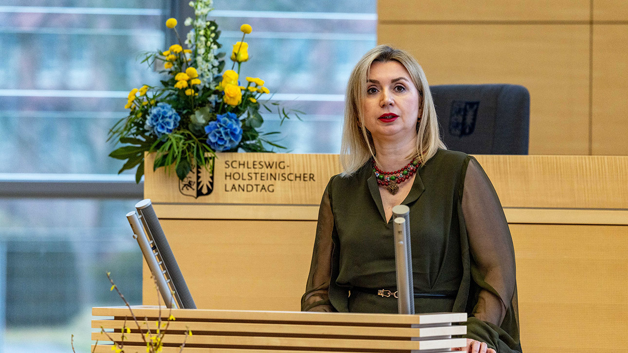 Iryna Tybinka, Generalkonsulin der Ukraine in Hamburg, spricht auf der Gedenkveranstaltung zum 3. Jahrestag des russischen Angriffs auf die Ukraine