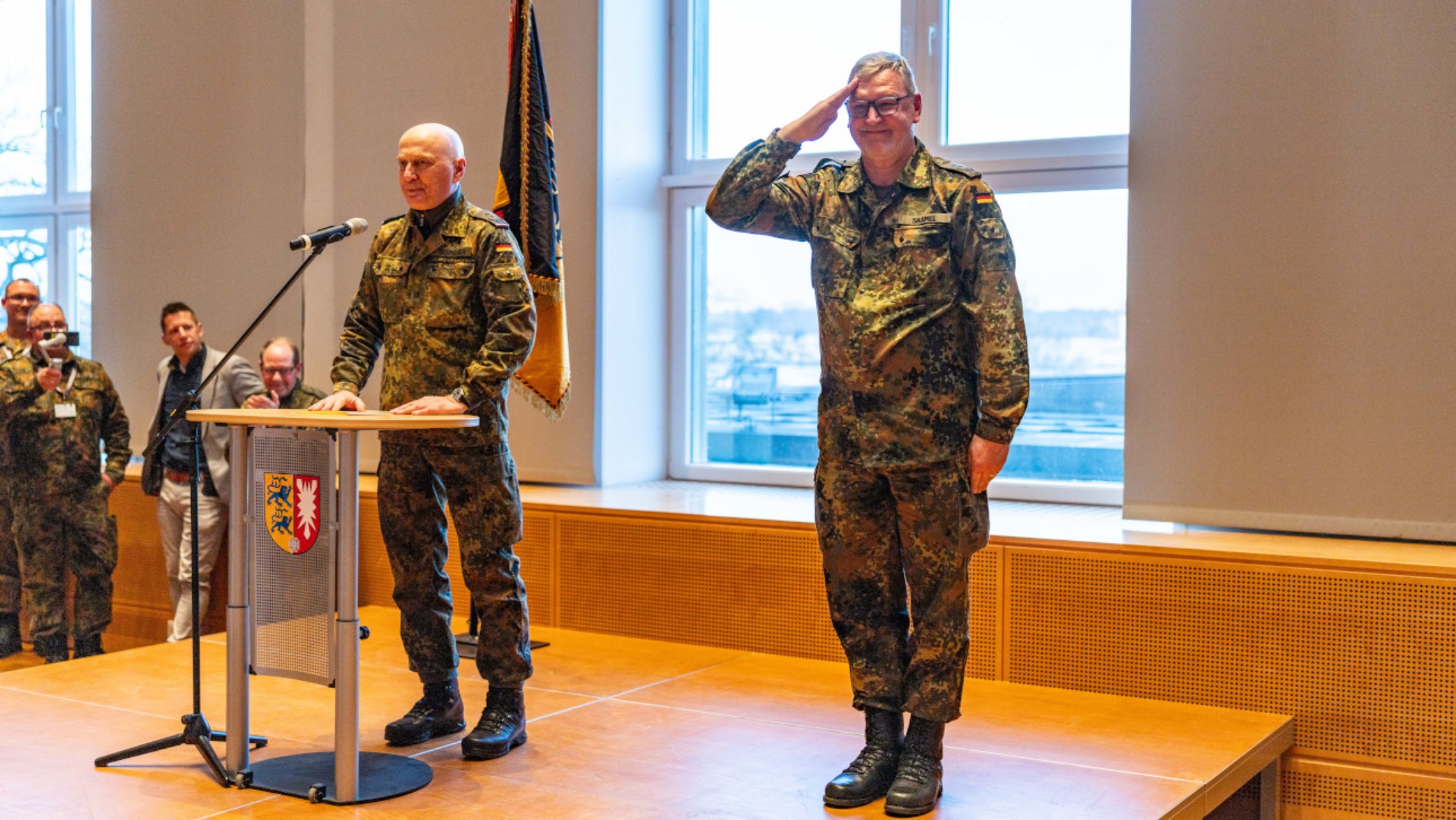 Oberst Axel Schneider und Oberst Michael Skamel während des Empfangs im Landeshaus