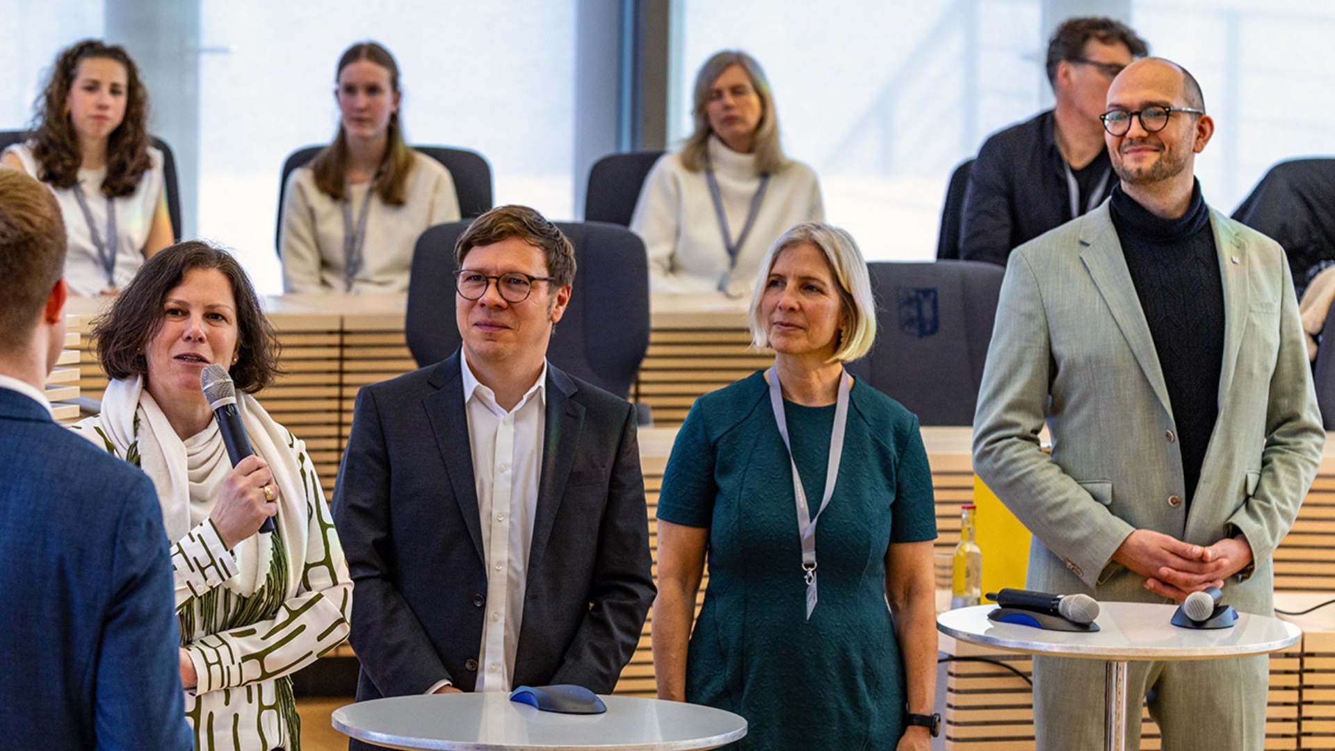 Jugend debattiert 2025 Gesprächsrunde (v.l.) LP Herbst, Landesbeauftragter, C. Meyer-Heidemann M. Abshagen, Vertreterin Bildungsministerium, J.-J. Bock, Hertie-Stiftung © Foto: Landtag, Sönke Ehlers Landtagspräsidentin in einer Gesprächsrunde mit dem Landesbeauftragten Christian Meyer-Heidemann , Maike Abshagen, Vertreterin des Bildungsministeriums, und Jan-Jonathan Bock von der Hertie-Stiftung